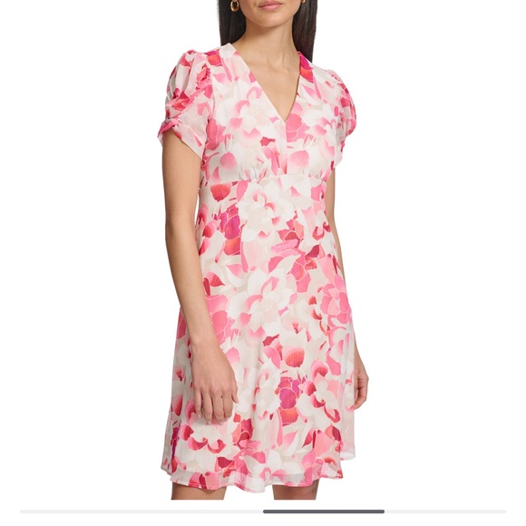 Women’s printed V neck, short sleeved A line dress - Picture 3 of 4